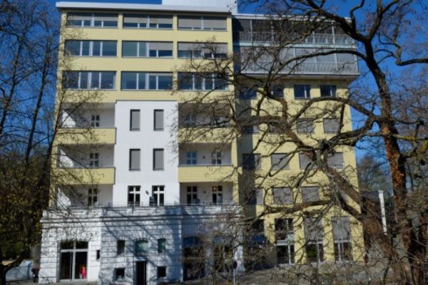 nonfictionplanet-die-gelbe-villa-02